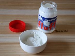 用勺子舀出30gfluff棉花糖（香草味），此棉花糖跟一般的棉花糖相比主要区别在于它是半固体酱状，可以直接使用， 很方便，而且口味多多，有香草味、草莓味和焦糖味三种，无论是即食、涂抹还是用在各种烘焙中我都很喜欢用它；