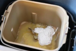 将水、全蛋液倒入面包桶中，盐、糖对角放；