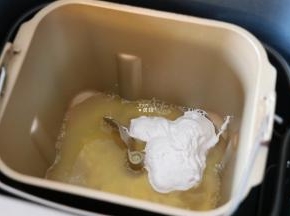 将水、全蛋液倒入面包桶中，盐、糖对角放；