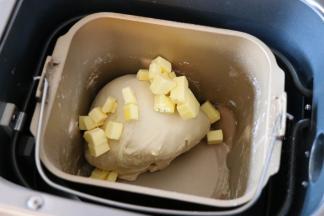 揉面程序结束后放入黄油，继续选择揉面程序，结束后选择发酵程序开始发酵；