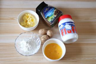 面团在发酵的时候可以来准备好表面装饰的食材；