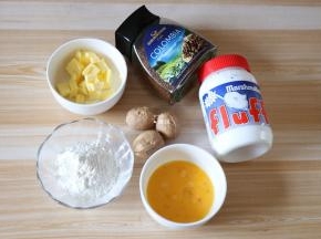 面团在发酵的时候可以来准备好表面装饰的食材；