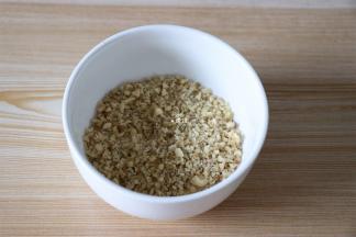 核桃去壳剁碎；