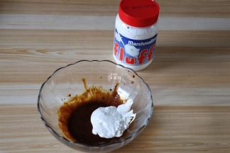 碗中倒入速溶咖啡粉，加入少许热开水冲泡融化后放入fluff棉花糖搅拌均匀；