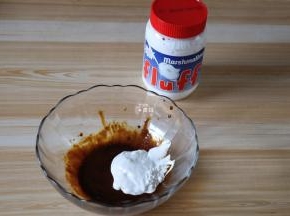 碗中倒入速溶咖啡粉，加入少许热开水冲泡融化后放入fluff棉花糖搅拌均匀；