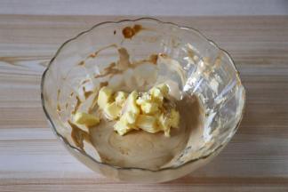 加入软化的黄油搅拌均匀；