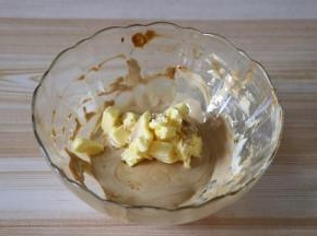 加入软化的黄油搅拌均匀；