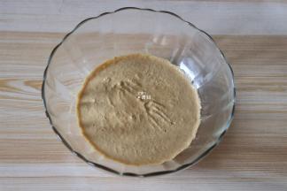 分三次加入全蛋液，每次都要搅拌均匀后再加入下一次的蛋液；