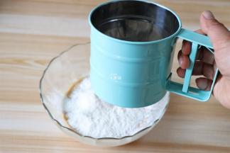 筛入低筋面粉搅拌均匀；