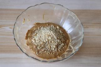 倒入核桃碎粒搅拌均匀；