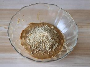 倒入核桃碎粒搅拌均匀；