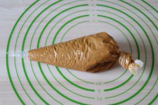 装入裱花袋备用；