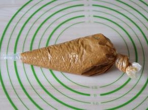 装入裱花袋备用；