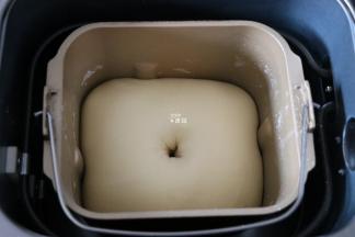 面团发酵到两倍大，中间戳一个洞不回缩即可；