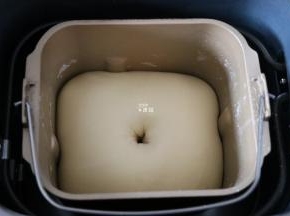 面团发酵到两倍大，中间戳一个洞不回缩即可；