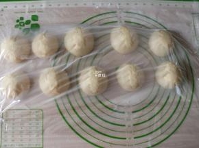 发酵好选择揉面程序揉面3-5分钟左右排气，然后分割成十等份一一揉圆，盖上保鲜膜静置松弛15分钟；