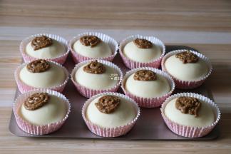 二次发酵好后，把表面装饰的面糊挤在面团表面，覆盖住一半的面积即可；