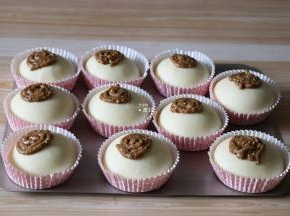 二次发酵好后，把表面装饰的面糊挤在面团表面，覆盖住一半的面积即可；