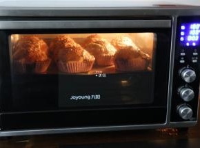 放入预热好的烤箱内中层180度15分钟；