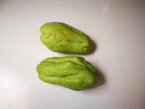 准备好两个佛手瓜