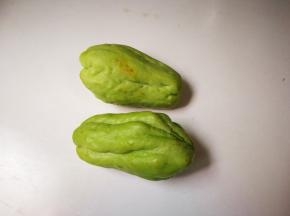 准备好两个佛手瓜