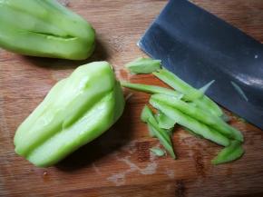 削去皮，用刀贴着凹槽两面皮划切两刀，挖出凹槽片