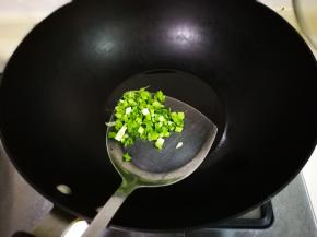 热锅凉油放入青蒜