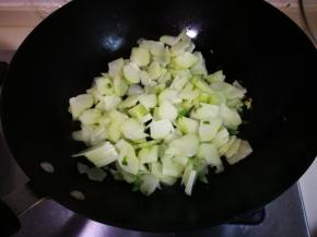 放入佛手瓜翻炒片刻