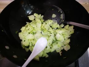 放入三分之一小勺鸡精