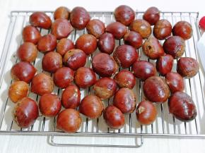 将板栗洗干净，放晾网上晾干。