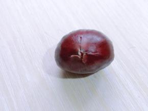 再横剪一刀，剪出十字花，如图，依次做完。