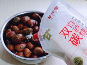 放入器具中，加入白砂糖，翻拌均匀。