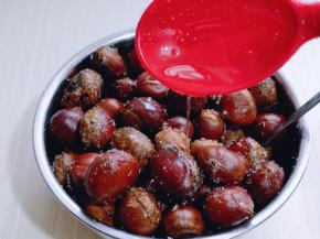 再加入食用油，用勺子翻拌均匀。