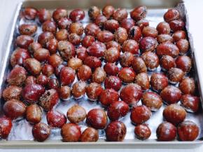 烤盘垫上锡纸，将板栗倒在烤盘里。