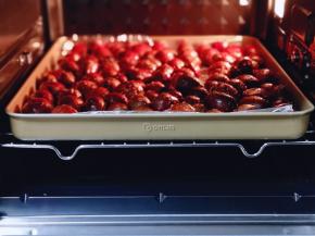 将烤盘入烤箱中层。