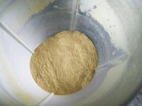 将桂花干搅碎和糖粉混合均匀备用