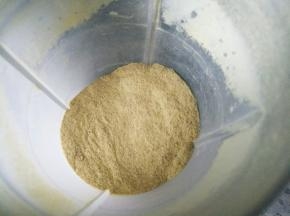 将桂花干搅碎和糖粉混合均匀备用