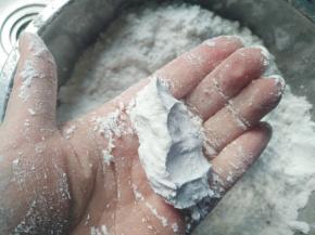 揉搓均匀，用手抓一把，能刚好成团，不容易散