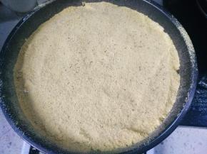 将馅料筛进模具