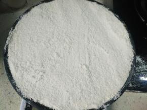 再将剩余的粉类倒进模具，刮平