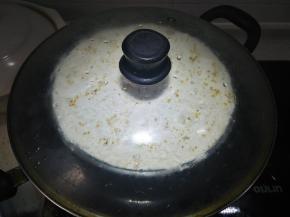 盖保鲜膜，冷水上锅，上汽后再蒸40分钟