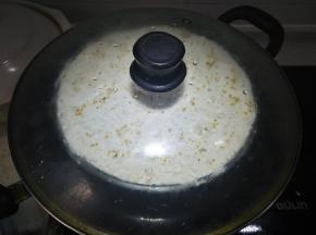 盖保鲜膜，冷水上锅，上汽后再蒸40分钟