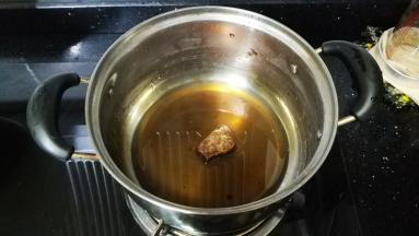 锅里150g水、20g黑糖浆10g红糖