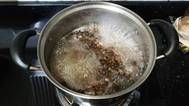 800g水烧开后放入珍珠煮15分钟