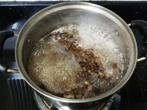 800g水烧开后放入珍珠煮15分钟