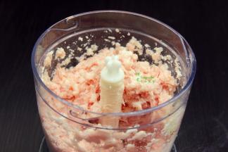 饺子馅的制作：五花肉按肥瘦比例为4:6，洗净之后放入绞肉机、马蹄去一起让绞肉机搅碎。饺子馅加马蹄，口感爽脆。