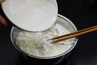 饺子皮的制作，中筋面粉加入适量的水搅拌均匀，面粉与水的比例为1:0.6，气温和面粉不同，比例略有不同。