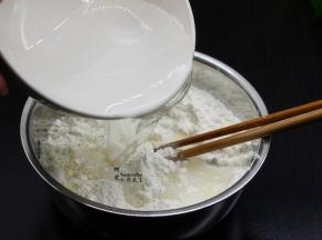 饺子皮的制作，中筋面粉加入适量的水搅拌均匀，面粉与水的比例为1:0.6，气温和面粉不同，比例略有不同。