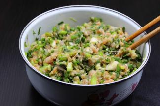 红头葱香葱，沥干水，切好，加上生姜、油、盐、生抽、芝麻油，五花肉馅、马蹄碎，顺一个方向搅拌均匀。