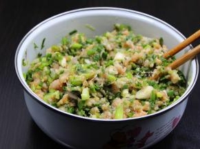 红头葱香葱，沥干水，切好，加上生姜、油、盐、生抽、芝麻油，五花肉馅、马蹄碎，顺一个方向搅拌均匀。